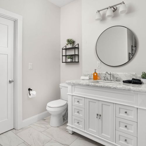 Indulge in our full bathroom, where you'll find fresh laundered towels, a clean mirror, and complimentary shampoo, conditioner, and body wash.