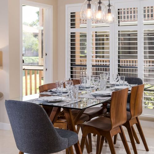 Separate dinning area for 6