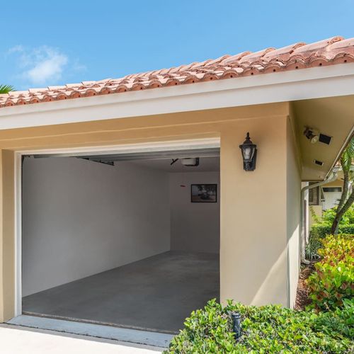 Property features a private 1 can garage. Suitable for passenger cars and pick up trucks.