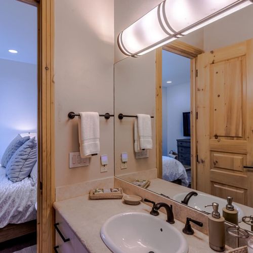 Ensuite bathroom with stand-alone shower & bathtub