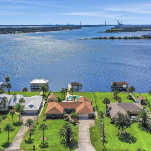 Aerial view of riverfront homes on Little Marsh Island