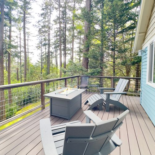 Visting friends and family can join you with the extra dining chairs outdoors.