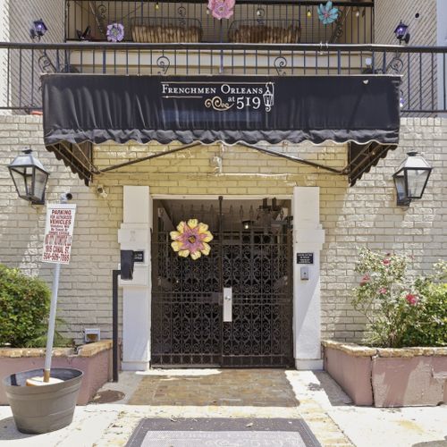 Distinctive arched entryway w/ decorative tile — full of character & curb appeal.