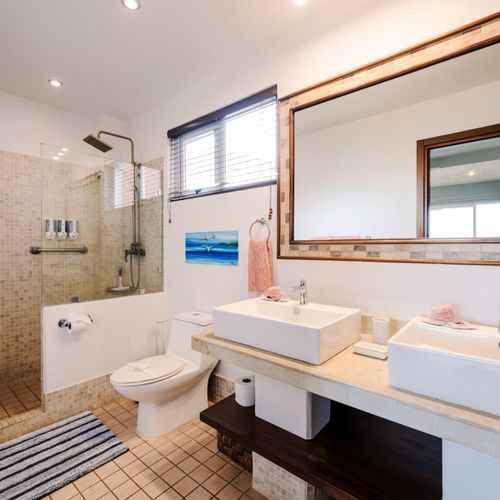En suite primary bathroom
