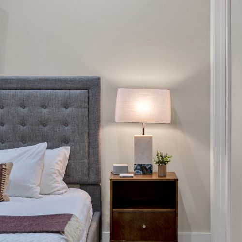 Hotel-quality bed with crisp layered linens