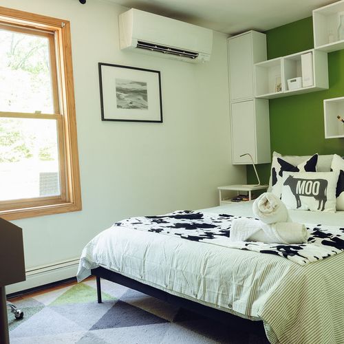 Guest Room with desk and Queen   Bed