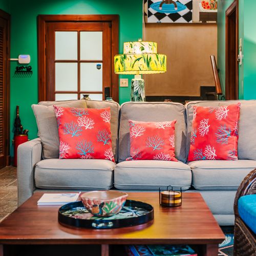Comfortable sofa lounge at this Langosta rental near Tamarindo. Perfect surf retreat base for morning yoga, post-wave relaxation, and coastal downtime. Elegant decor, natural light, and tranquil atmosphere for your beach escape vacation in Langosta.