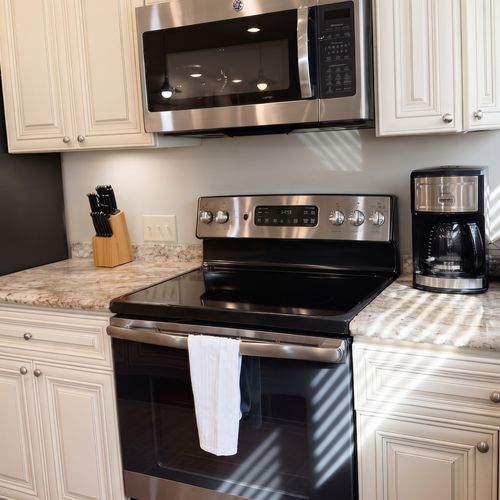 Kitchen w/ stainless appliances & granite counters