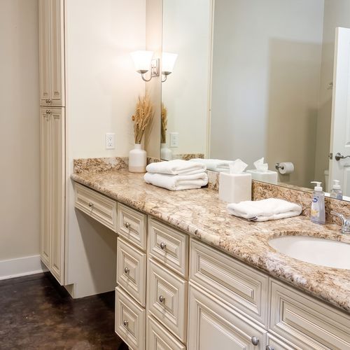 Bright bathroom with granite detailing