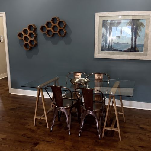 Intimate Dining With a Stylish Setting