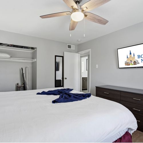 Bright primary suite w/ a plush bed & plenty of room to breathe.