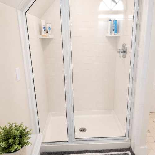 BATHROOM #4 (THIRD FLOOR):  This is a full bathroom for Bedroom #5 (the top floor loft bedroom).