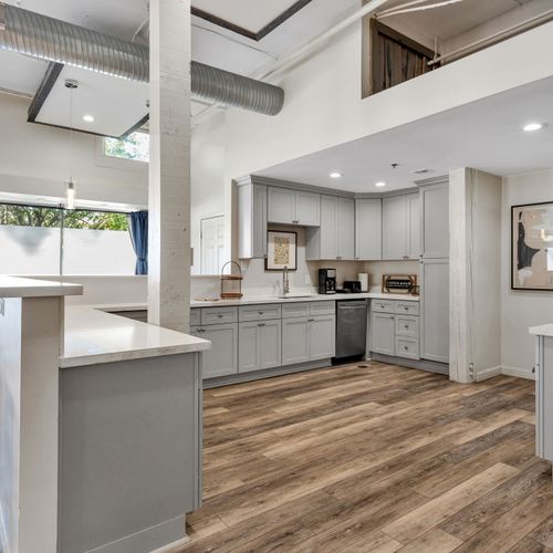 Open kitchen with a quartz peninsula