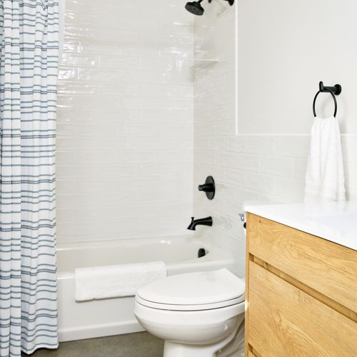 The full bath in the pool house.