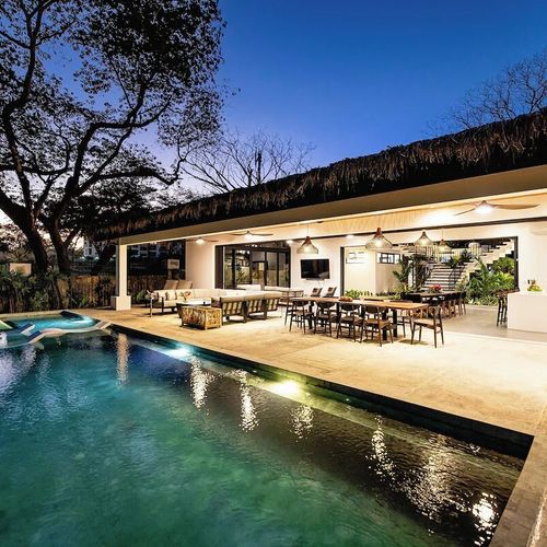 Infinity pool, indoor/outdoor living, and a 10-seat dining table — all open to the stars.