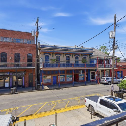 Balcony perch w/ lively city street views right at your fingertips.