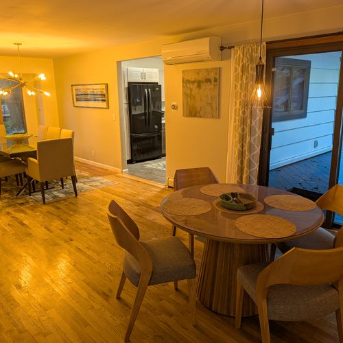 THE BIRCHES BY THE LAKE: Dining room (second floor)