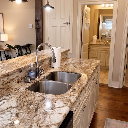 Kitchen w/ granite island, double sink & ample cabinet space