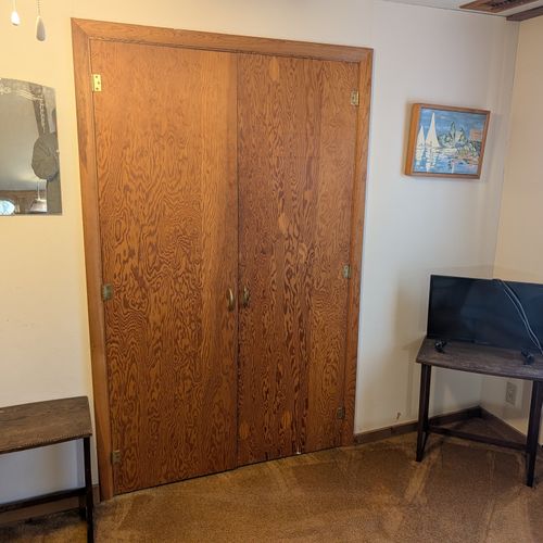 LOFT (SECOND FLOOR):  The home has a large upstairs open loft area that includes 3 full-size beds and a twin bed, thus sleeping up to 7 people in the loft area.
