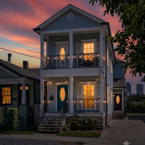 First-floor unit w/ a large private driveway — no parking stress here.