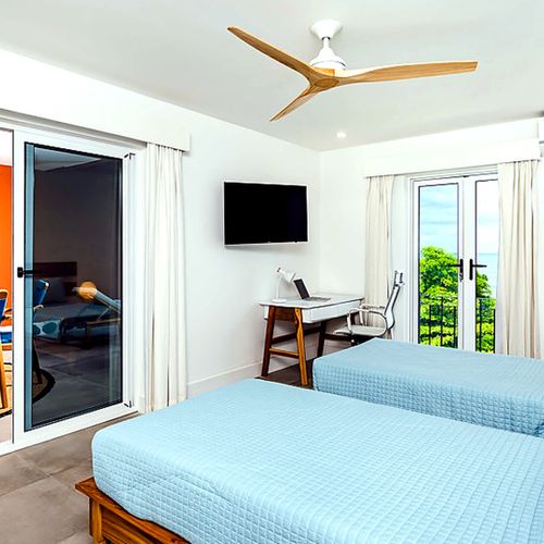Guest bedroom with twin beds and desk at Mar Azul penthouse, Playa Langosta, Tamarindo