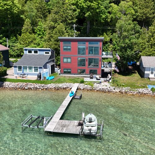 OVERVIEW:  Aerial photo of Eagles Landing, the backyard, the deck, the private dock, and the kayaks.  (Kayaks are included with rental, but motor boats are not.)
