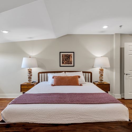 Symmetrical bedside lamps for perfect balance