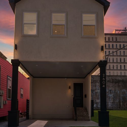 Colorful front exterior — easy to spot & full of character.