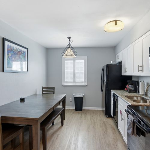 Modern kitchen & open layout, ideal for group dining.