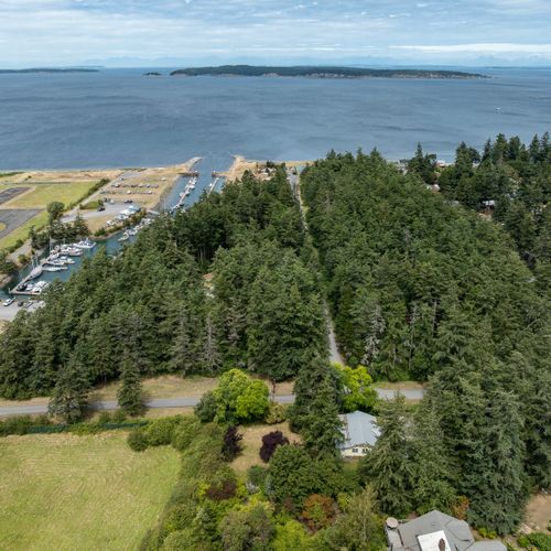 Welcome to your private cottage in walking distance to the North Beach, Brandt's Landing marina and town.