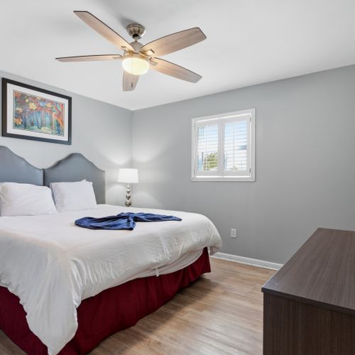Comfortable secondary bedroom with a king bed and a smart TV. Perfect spot for your movie nights!!