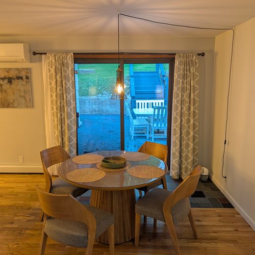 THE BIRCHES BY THE LAKE: Dining room (second floor)