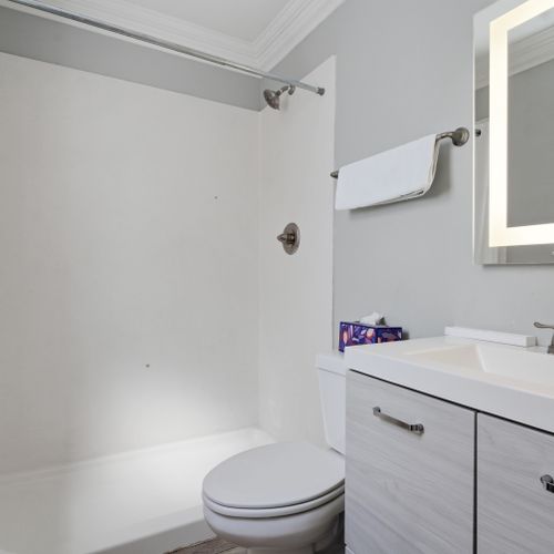 Unit 202 clean, bright bathroom w/ fresh towels ready for you.