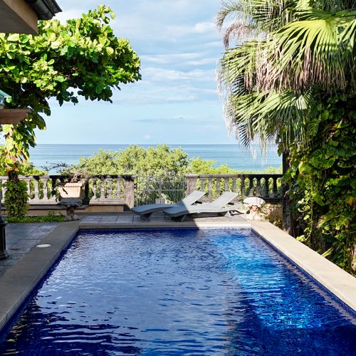 Villa Sirena lets you choose between the blue waters of your private pool or the blue waters of the Pacific just steps away