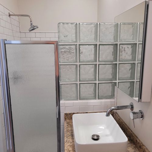 BATHROOM #1 (MAIN FLOOR) - HOUSE: Private en suite full bathroom for Bedroom #1 with toiletries and towels for guest use
