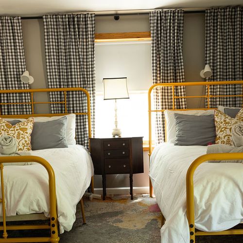 Guest room with 2 full sized beds