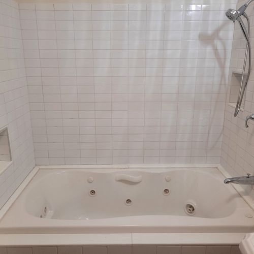 BATHROOM #4 (SECOND FLOOR) - HOUSE: Second full bathroom on the second floor, which features a jetted tub!