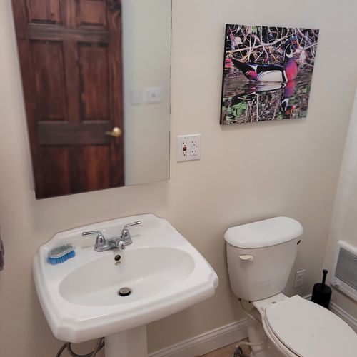 BATHROOM #4 (SECOND FLOOR) - HOUSE: Second full bathroom on the second floor, which features a jetted tub!