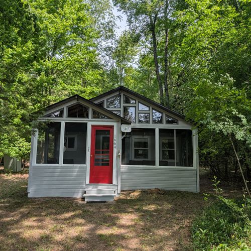 OVERVIEW: The frontview of the cute, woodsy cabin