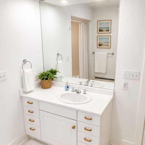 BATHROOM #2 (SECOND FLOOR):  Common full bathroom on the second floor.