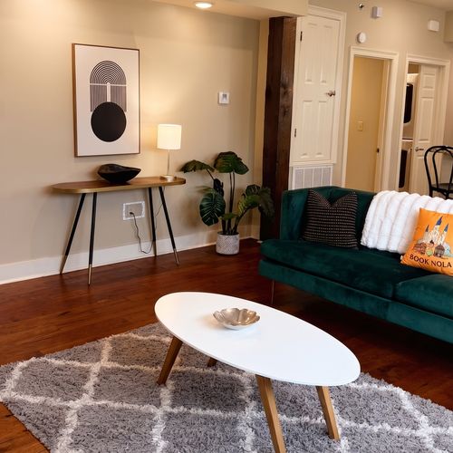 Inviting living space w/ stylish seating
