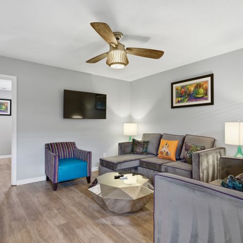 Modern living area w/ smart TV & ceiling fan
