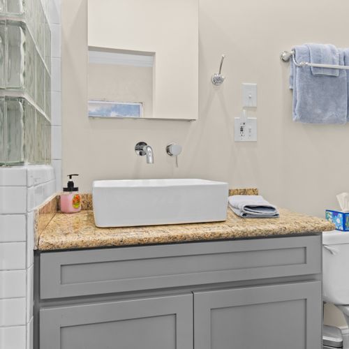 BATHROOM #1 (MAIN FLOOR) - HOUSE: Private en suite full bathroom for Bedroom #1 with toiletries and towels for guest use