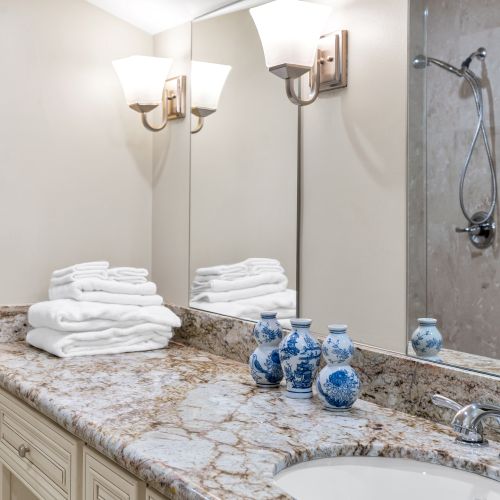 Fluffy towels and classic blue-and-white decor