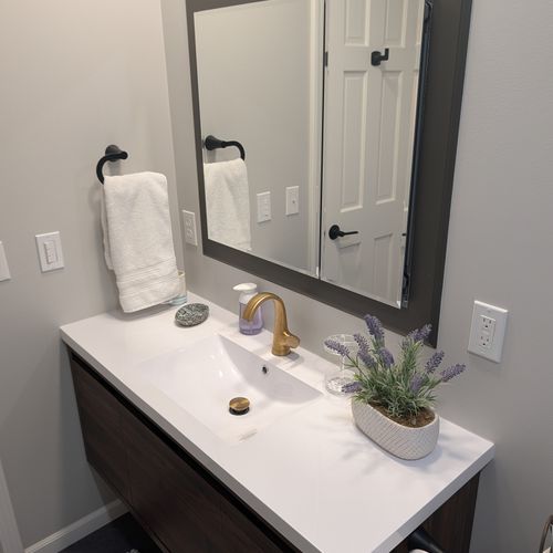 THE BIRCHES BY THE LAKE: Bathroom #2 (second floor)