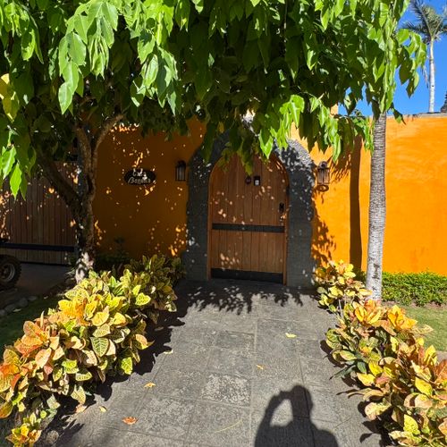 Roadside entrance to Casa Bendita, welcome!