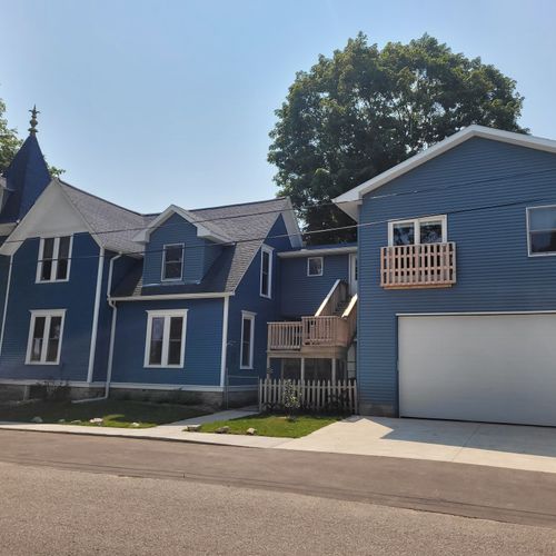 OVERVIEW: Frontview of the property with free parking next to the garage on the right side. The garage itself is not for guest use. The apartment is on the other side of the garage, accessed via a sidedoor leading to the entrance in the cute backyard