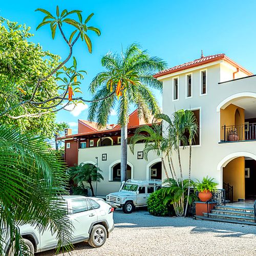 Gated entrance and private parking at Horizontes Del Mar, Playa Langosta, Tamarindo.