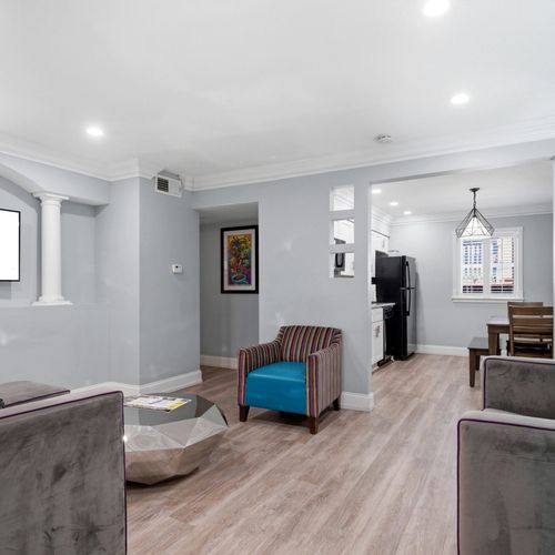 Spacious living & dining area w/ room for the whole group.
