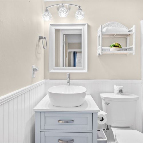 Full Bath in Second Bedroom